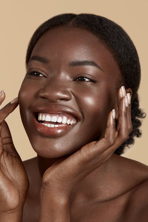 Natural Makeup Tips on Dark Skin Acne Makeup Products, Glowy Makeup Dark Skin, Clean Skin Makeup, Natural Makeup Dark Skin, Natural Makeup For Dark Skin, Dark Skin Lipstick, Beauty Portfolio, Clean Makeup Look, No Make Up Make Up Look