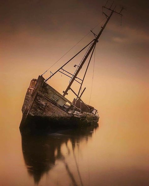 Ship Wreck Aesthetic, Shipwreck Aesthetic, Shipwreck Art, Ship Sinking, Ship Mast, Trawler Yacht, Picture Of A Person, Geography Project, Ship Wreck