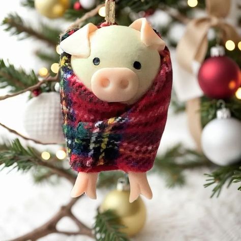 Blankets Funny, Funny Christmas Decorations, Pigs In Blankets, Funny Christmas Ornaments, Pigs In A Blanket, Whimsical Gifts, Garden Chair, Garland Christmas, Ornament Christmas Tree