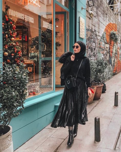 How To Easily Style An All Black Outfit - Hijab Fashion Inspiration Hijab Fashion Inspiration Casual, Black Outfit Hijab, Colorful Leather Jacket, Fashion Blazer Outfits, Black Hijab Outfit, Black Hijab, All Black Dresses, Modest Fashion Hijab, All Black Fashion