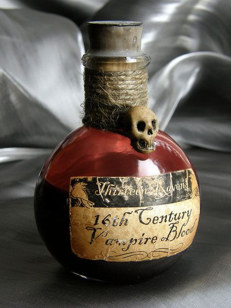 16th Century Vampire Blood by deadspider.  Great Halloween altered bottle! Vampire Blood, Halloween Potion Bottles, Halloween Apothecary, Halloween Bottles, Festa Harry Potter, Halloween Potions, Anniversaire Harry Potter, Altered Bottles, 다크 판타지