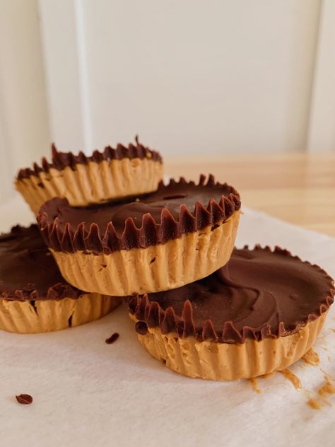 Healthy Peanut Butter Cups Low Calorie Peanut Butter, Cake Donuts Recipe, Healthy Peanut Butter Cups, Peanut Butter Cups Recipe, Pb Cups, High Protein Desserts, High Protein Low Calorie, Protein Desserts, Peanut Butter Desserts