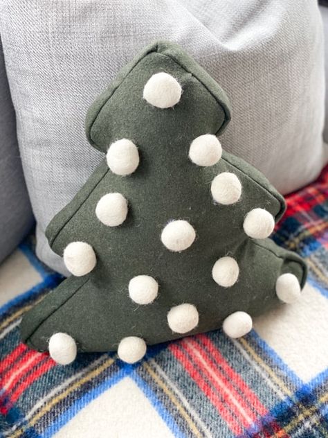 Xmas Tree Pillow, Christmas Textile Crafts, Diy Christmas Cushion, Christmas Tree Pillows Diy, Christmas Pillow Decor, Diy Christmas Pillows, Diy Christmas Decorations Dollar Store, Pom Pom Christmas, Christmas Pillows Diy