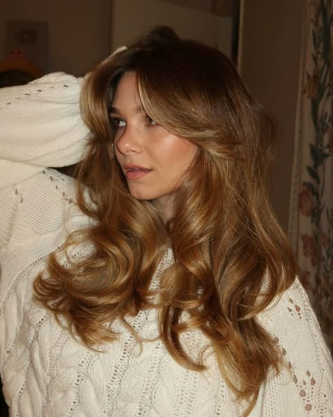 Farrah Fawcett Hair Inspiration, Long Golden Blonde Hair Aesthetic, Golden Blonde On Brown Hair, Golden Brown Hair With Dark Roots, Dark Blonde With Root Smudge, Dark Blonde With Red Undertones, Dark Blonde Golden Hair, Warm Brown Blonde Hair, Old Money Haircolor