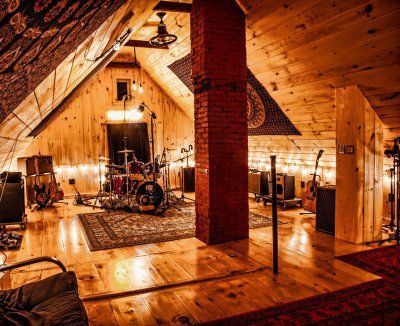 Studio Music Room, Vermont Farmhouse, Home Recording Studio Setup, Home Music Rooms, Music Studios, Music Rooms, Recording Studio Design, Recording Studio Home, Guitar Room