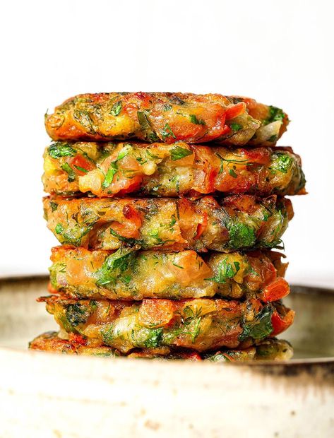 Quiche, Veggie Fritters Recipe, Pant Based Recipes, Healthy Recipes With Tomatoes, Vegetable Breakfast Ideas, Vegan Tomato Recipes, Tomato Patties, Simple Vegetable Recipes, Savory Healthy Snacks