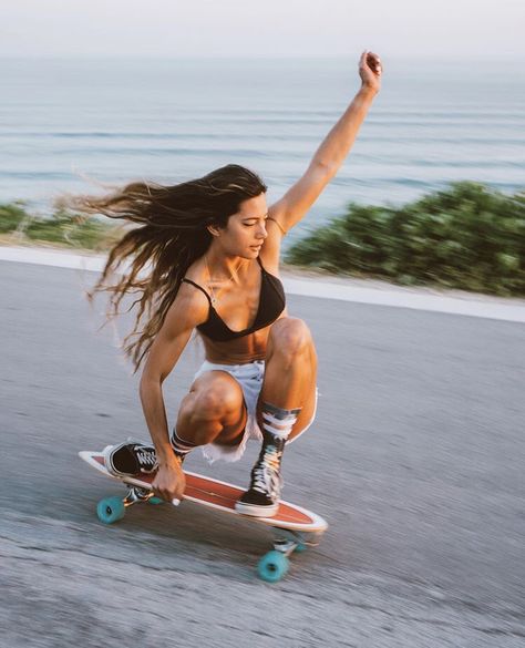 City Fashion Photography, Surfergirl Style, Skateboarding Aesthetic, Skateboard Photos, Cool Attitude, Skateboard Photography, Surf Vibes, Skate Girl, Skater Girl