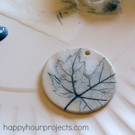 Leaf-Imprinted Clay Necklace - Happy Hour Projects Bake Clay, Air Dry Clay Projects, Ceramics Ideas, Crafts Kids, Clay Ornaments, Modeling Clay, Papel Mache, Polymer Clay Pendant, Craft Night