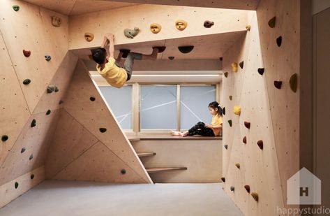 Hide and Climb Residence in Taiwan Features Rock Climbing Wall for Kids Climbing Wall Kids, Home Climbing Wall, Bouldering Wall, Treehouse Cabins, Kids Climbing, Rock Climbing Wall, Climbing Gym, Built In Furniture, Climbing Wall