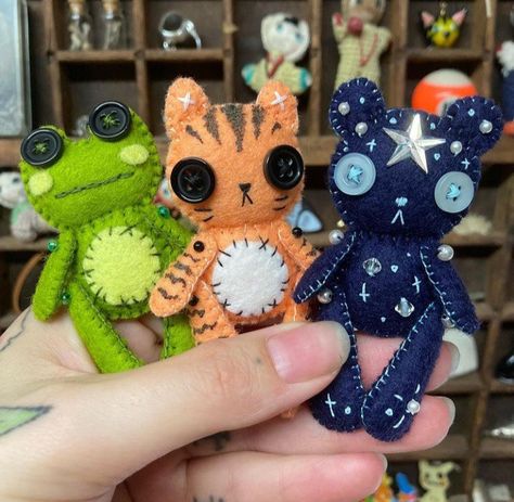 Cute Sewing Projects, Plushie Patterns, Sewing Stuffed Animals, Sunday Evening, Arte Inspo, Felt Dolls, Felt Toys, Cute Crafts, Felting Projects