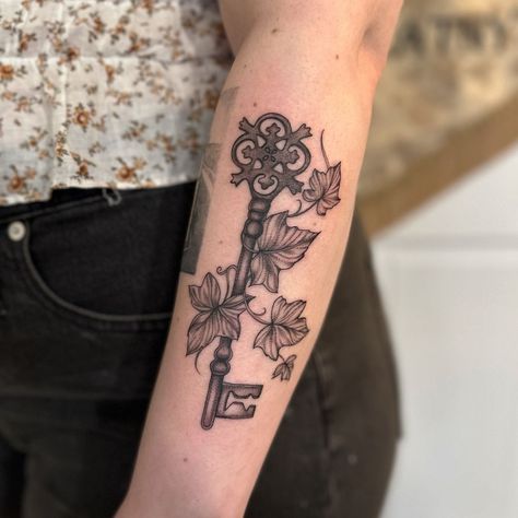 𝙰𝚕𝚢𝚜𝚜𝚊 𝚂𝚣𝚊𝚝𝚗𝚢🦌 | The key from The Secret Garden. One of my favorite movies of all time! Thanks for another fun one, Channing! | Instagram Secret Garden Key Tattoo, Secret Garden Door Tattoo, Secret Garden Tattoo Ideas, Secret Gardens In My Mind Tattoo, Secret Of Nimh Tattoo, The Secret Garden Tattoo, Garden Door Tattoo, Secret Garden Tattoo, Tattoo Ideas Pretty