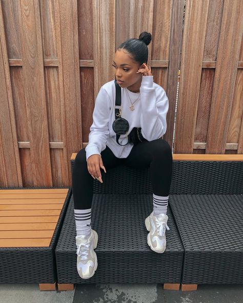 Looks Adidas, Socks Outfit, Sock Outfits, Leggings Outfit, Chill Outfits, Streetwear Fashion Women, Tomboy Fashion, Baddie Outfits Casual, Teenage Fashion Outfits