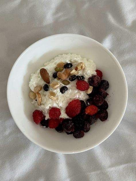 A nutritious and high-protein breakfast idea made of cottage cheese, seeds and nuts, blueberries and raspberries. Aesthetic , nourishing and healthy! Healthy Breakfast Cottage Cheese, Breakfast Ideas Cottage Cheese, High Protein Meals Aesthetic, Cottage Cheese Aesthetic, Raspberries Aesthetic, Gut Healthy Breakfast, Cottage Cheese Bowls, Oatmeal With Berries, Cottage Cheese Breakfast Bowl