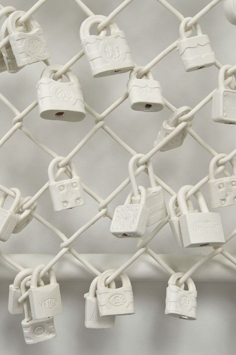 Exhibition | Jeremy Hatch’s Porcelain Chain Link Fence at Jane Hartsook Gallery Ceramic Art Design, Chain Link Fence, Ceramics Ideas Pottery, Fence Design, Contemporary Ceramics, Modern Ceramics, Objects Design, Store Decor, Art Toy