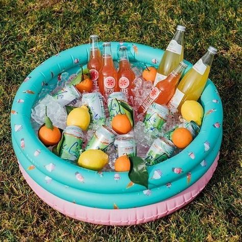 Tropisk Fest, Pool Party Food, Backyard Birthday Parties, Fest Temaer, Drink Cooler, Beach Birthday Party, Backyard Birthday, Fiesta Tropical, Pool Party Decorations