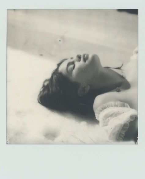 Selena's polaroid photoshoot for he album Rare Selena Gomez Rare, Selena Gomez Wallpaper, Selena Gomez Music, Selena Gomez Album, Selena And Taylor, Selena Gomez Photos, Selena Gomez Pictures, Selena G, Marie Gomez