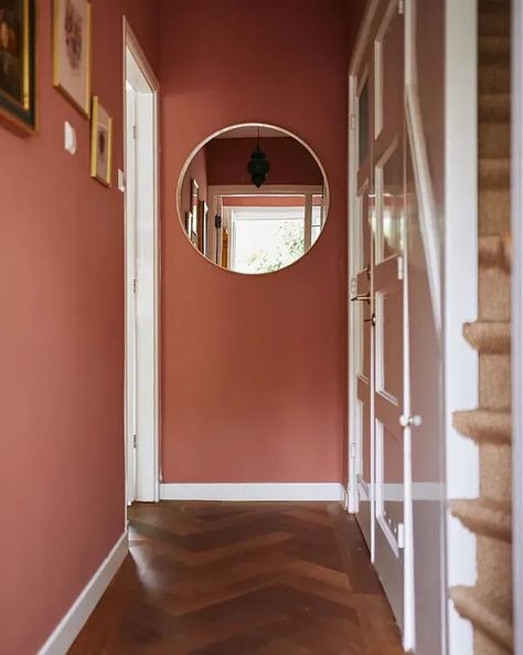 Painted Bedroom Doors, Hallway Wall Colors, Hallway Colour Schemes, Farrow And Ball Bedroom, Red Wall Paint, Hallway Paint Colors, Ideas Cuarto, Hallway Paint, Hall Colour