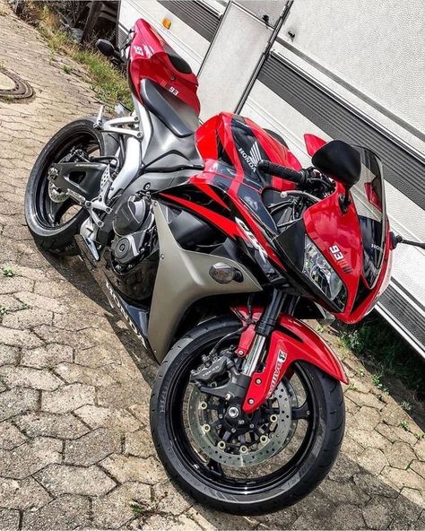 Honda Sport Bikes, R1 Yamaha, Cbr 600rr, Stunt Bike, Honda Bikes, Honda Cbr600rr, Honda Cbr 600, Cafe Racer Bikes, Yamaha R1