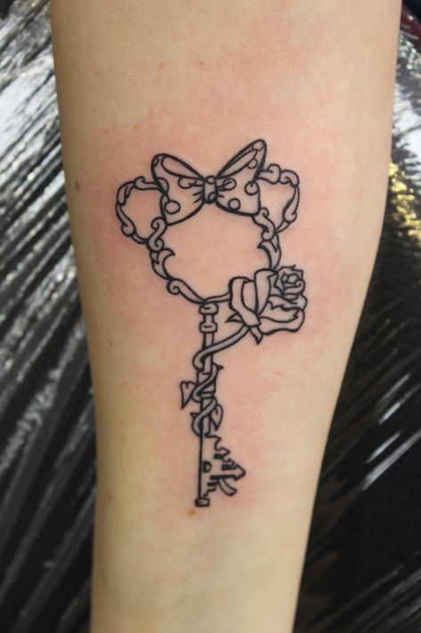 Tattoos For Women Disney, Disney Key Tattoo, Tattoo Key, Minnie Tattoo, Tattoo Fairy, Mickey Tattoo, Chris Garver, Key Tattoos, Key Tattoo