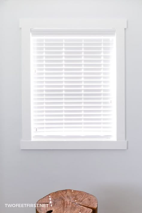 Window Casing With Blinds, Indoor Window Trim Modern, Framing Windows Diy, Window Trim With Blinds, Indoor Window Trim, Window Casing Ideas Interior Trim, Trim Around Windows Interior, Window Trim Ideas Interior Modern, Modern Window Casing