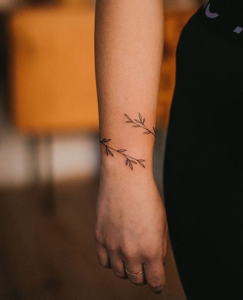 Wrap Around Leaf Tattoo, Flower Wrap Tattoo, Leaf Tattoo, Wrap Tattoo, How To Wrap Flowers, Simple Flowers, Heart Sign, Minimalist Tattoo, Simple Tattoos