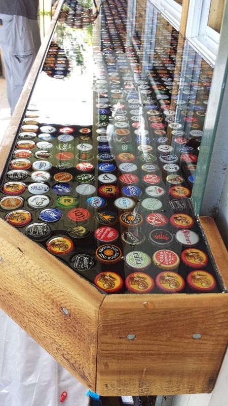 Bottle Cap Table Top, Bar Top Epoxy, Bar En Plein Air, Bottle Cap Table, Bar Deco, Diy Outdoor Bar, Bar Shed, Tiki Bars, Bar Exterior