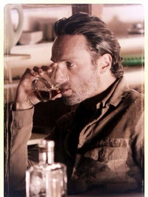 Drinking with the damn governor Rick Grimes Wallpaper, Grimes Wallpaper, Walking Dead Pictures, Gala Looks, Walking Dead Tv Series, The Zombies, Walking Dead Daryl, Walking Dead Cast, The Walking Dead Tv