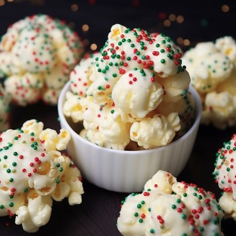 Holy moly, this Christmas munch is the most addicting thing I've ever made! Christmas Munch, Almond Bark Popcorn, Popcorn Recipes Easy, Caramel Corn Recipes, Deserts Easy, Colored Sugar, Spiced Apple Cider, Holy Moly, Holiday Snacks