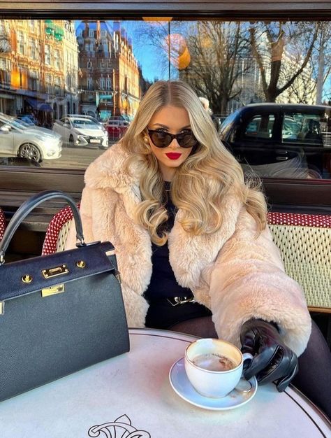 Winter Breakfast Outfit, Expensive Style, Breakfast Outfit, Winter Breakfast, Cigars And Women, Ootd Winter, Sassy Outfit, Fur Fashion, Feminine Outfit