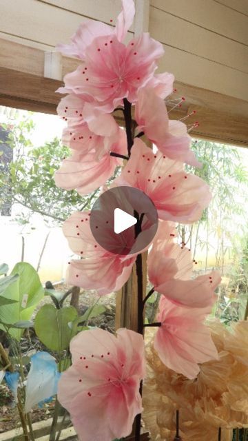 Crepe Paper Flowers Tutorial, Giant Flowers Diy, Basket Flower Arrangements, Flowers Craft, Organza Flowers, Crepe Paper Flowers, Paper Flowers Craft, Giant Flowers, Instagram Christmas