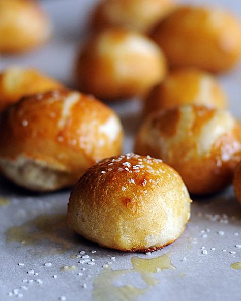 Homemade Pretzel Bites, Homemade Pretzel, Mall Food Court, Homemade Pretzels, Bread Maker Recipes, Cloud Bread, Bread Machine Recipes, Soft Pretzels, Bread Machine