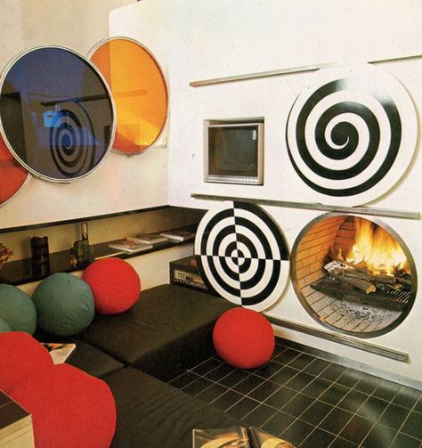 Retro Fireplace, Pop Interior, 1970s Interior Design, Christmas Lights Inside, Retro Rooms, 70s Interior, 1970s Decor, Vintage Fireplace, Retro Interior Design