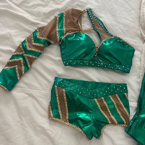 Beautiful Custom Made Professional Wrestling Or Dancing Set. It Comes With 4 Pieces. Top, Bottoms & 2 Leg Sleeves. Fits Sizes Small- Medium. Never Worn. Womens Wrestling Gear, Majorette Dance Uniforms, Pro Wrestling Gear, Majorette Outfits, Majorette Costumes, Wrestling Outfits, Pretty Dance Costumes, Female Wrestling, Dance Uniforms