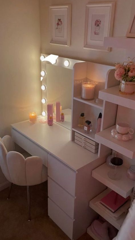 Aesthetic Ikea Desk Setup, Buchi Fresa Room Ideas, Girls Bedroom Ideas For Small Rooms Teenagers, Room Inspo With Desk, Room Decor Ideas Vanity, Room Inspiration Bedroom With Vanity, Clean Room Organization, Cute Room Ideas Modern, Vanity Ideas Bedroom Decor