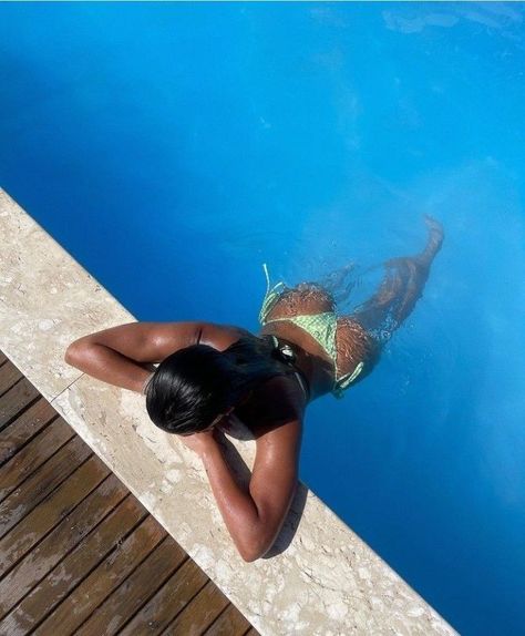 Holiday Pool Photos, Foto In Piscina Aesthetic, Swimsuit Pool Poses Ideas, Holiday Pic Inspiration, Pool Astethic Pictures, Pool Pic Poses, Swimpool Photo Ideas, Photo Insta Piscine, Rooftop Pool Photoshoot