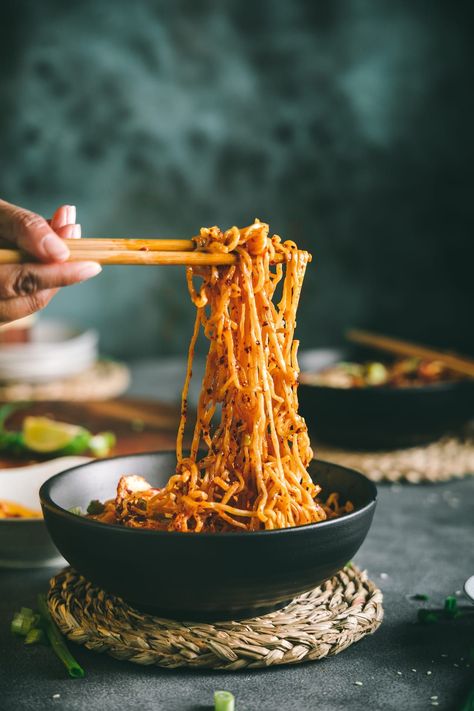 Chili Oil Noodles (Ready In 10 minutes) Chili Oil Noodles, Chilli Garlic Noodles, Oil Noodles, 10 Minute Meals, Food Photography Composition, Noodle Recipes Easy, Noodle Bar, Spicy Noodles, Food Photography Inspiration