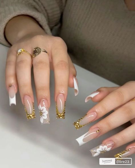 White And Gold Acrylics, Gold And White Nail Designs, Nail Tips Designs, Eid Nails, Otoño Nails, Butterfly Baby Shower Cake, Nail Inspo Short, Oval Acrylic Nails, Nails Jewels