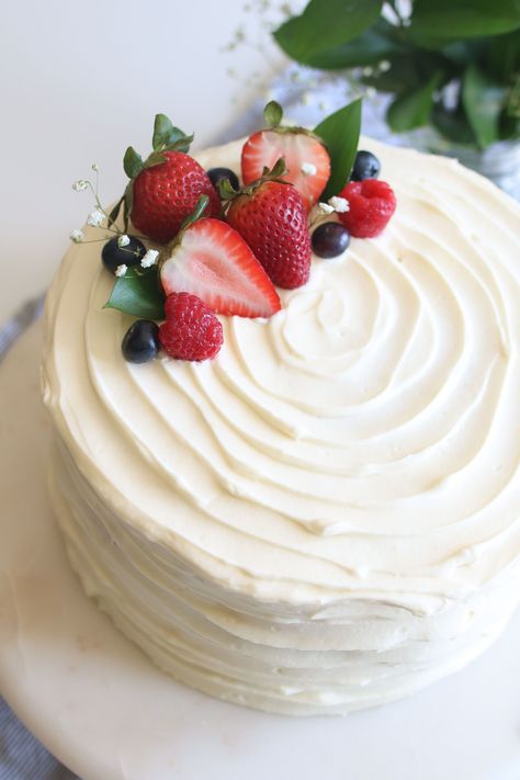 Classic Bday Cake, White Cake Chocolate Icing, White And Strawberry Cake, White Cake Decoration Birthday, White Chocolate Berry Cake, Homemade Cakes Birthday, Fancy Tres Leches Cake, How To Decorate A Cake With Strawberries, Fruity Cakes Birthday