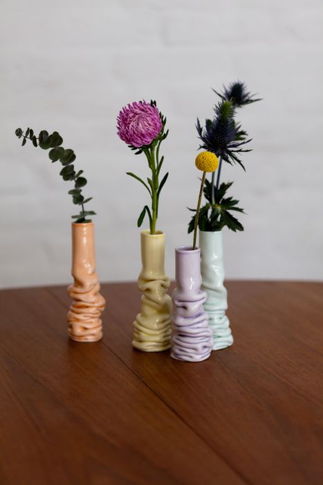 Vasos de Cerâmica com efeito lindo. E as cores leves combinando entre si? De www.laerkelangballe.dk #ceramic #vase #flores { post by www.mariarossetti.com.br } Vases With Flowers, Tanah Liat, Keramik Design, Pottery Inspo, Pottery Classes, Diy Vase, Ceramics Pottery Art, Pottery Inspiration, Ceramics Projects