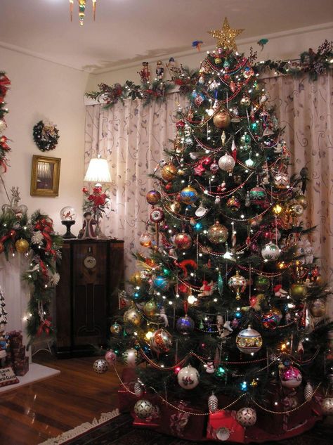 Christmas Tree Nostalgic, 90s Christmas Tree Aesthetic, 2000s Christmas Tree, 2000s Christmas Aesthetic, 2000s Christmas Aesthetic Decor, 1980 Christmas Tree, Christmas Tree 2000s, Old Gashion Christmas Tree, Old Fashion Christmas Tree