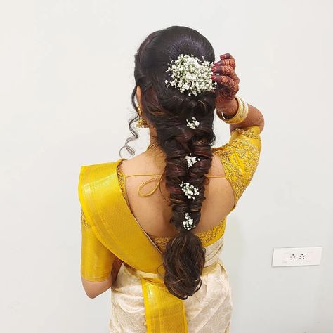 Indian Hairstyles For Saree, Messy Braided Hairstyles, Simple Bridal Hairstyle, South Indian Wedding Hairstyles, Reception Hairstyles, Bridal Hair Decorations, Bridal Hairstyles With Braids, Hair Style On Saree, Engagement Hairstyles