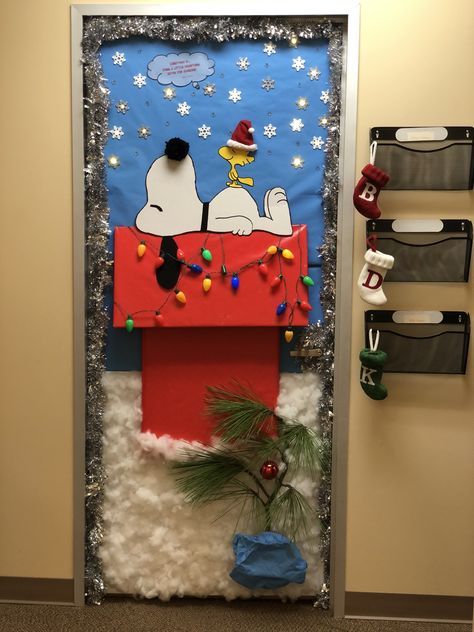 Charlie Brown Christmas Decorations, Snoopy Christmas Decorations, Winter Door Decorations Classroom, Christmas Door Decorating, Kitchen Organizing Ideas, Christmas Cubicle Decorations, Diy Christmas Door Decorations, Door Decorations Classroom Christmas, Holiday Door Decorations