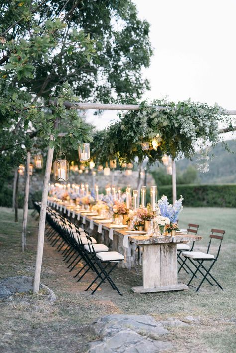 Grand wedding table in the beautiful grounds of Castello di Vicarello Family Style Table, Low Centerpieces, Aisle Flowers, Wedding Lanterns, Rustic Wedding Centerpieces, Tuscany Wedding, Italian Wedding, Italy Wedding, Romantic Weddings