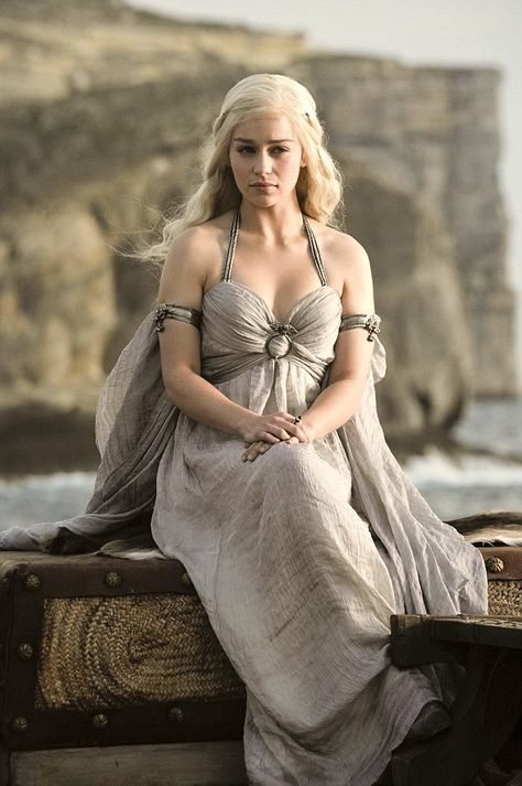 Queen: She won the hearts of audiences playing headstrong Daenerys Targaryen in Game Of Th... Daenerys Targaryen Wedding, Daenerys Costume, Movie Wedding Dresses, Emilia Clarke Daenerys Targaryen, Game Of Thrones Costumes, Amanda Righetti, Game Of Throne Daenerys, Wedding Movies, Cersei Lannister