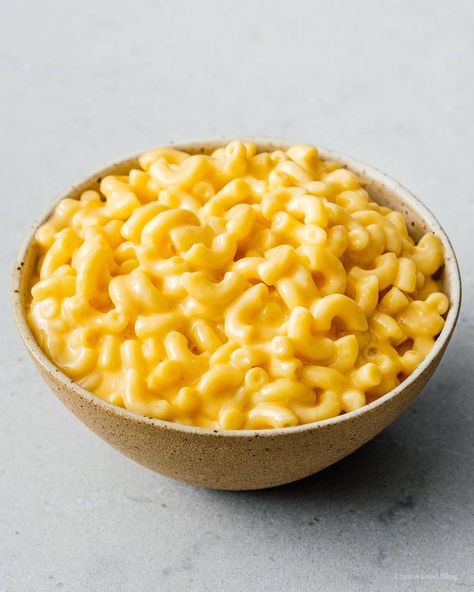 If you’re looking for the creamy mac and cheese of your childhood, this is it. Essen, Thermomix, Mac And Cheese Easy, Homemade Velveeta, Velveeta Mac And Cheese, Velveeta Recipes, Southern Mac And Cheese, Little Sunny Kitchen, Pumpkin Mac And Cheese