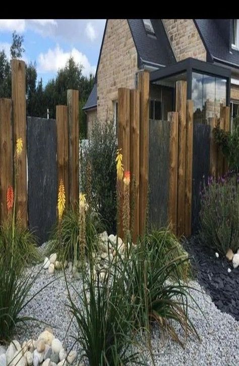 Fence Landscaping Border Backyard Ideas, Diy Privacy Screen, Wood Privacy Fence, Pavers Backyard, Privacy Fence Designs, Privacy Landscaping, Backyard Privacy, Privacy Screen Outdoor, Fence Landscaping