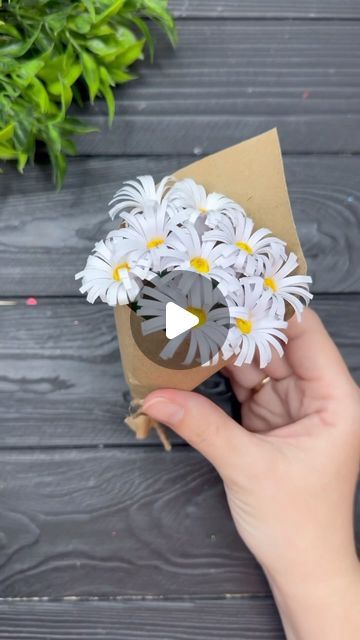 Flowers To Make Out Of Paper, Simple Paper Craft Ideas, Flowers Tutorial Paper, Crafts For Bffs Diy, Paper Flowers Diy Easy Simple, Paper Crafts For Girlfriend, Easy Flower Making With Paper, Paper Crafts Diy Kids Simple Easy, Diy Birthday Gifts For Grandma