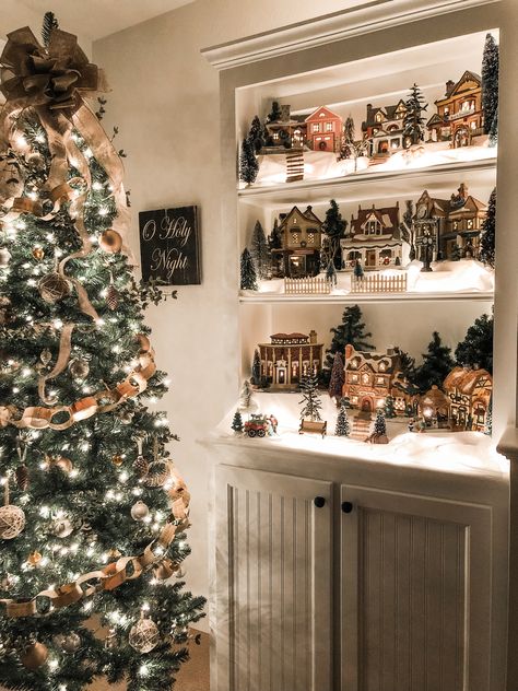 Old Home Christmas Decor, Christmas Theme House Decor, Christmas Houses Aesthetic, Family Room Christmas Tree, Christmas Scene Decor, Aesthetic Christmas House, Classy Vintage Christmas Decor, Christmas Village Home Decor, Christmas Ideas For The Home Traditional