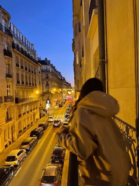 Korean Streets At Night, Paris Fall Aesthetic, France Aesthetic Night, Paris Aesthetic Pictures, Paris Streets Aesthetic, Paris At Night Aesthetic, Living In Paris Aesthetic, Gothic Aesthetic Pfp, Pfp Retro