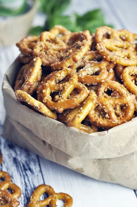 Garlic Ranch Pretzels, Flavored Pretzels, Almond Butter Snacks, Ranch Pretzels, Wishes And Dishes, Seasoned Pretzels, Garlic Ranch, Pretzel Snacks, Party Snacks Easy